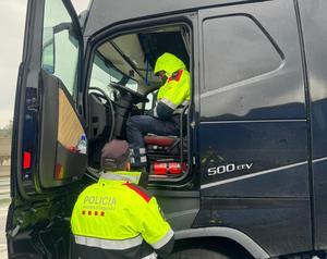 Un macrocontrol de camions a l'AP-7 acaba amb 247 denúncies per infraccions captades des de l'helicòpter