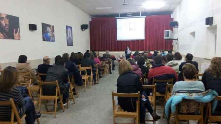 Un momento de la charla ofrecida por Araceli Vega, en San Cristóbal de Entreviñas.