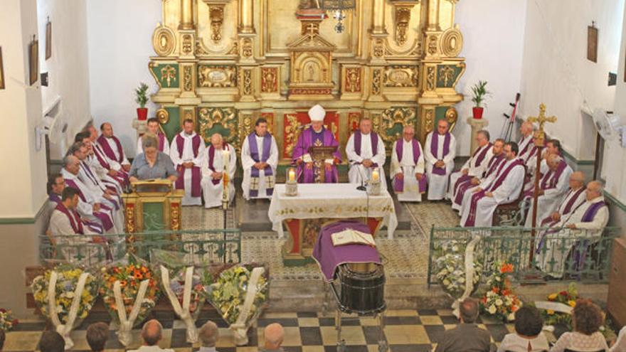 El obispo de Ibiza, Vicente Juan Segura, presidió la ceremonia que ofició con buena parte del clero ibicenco.