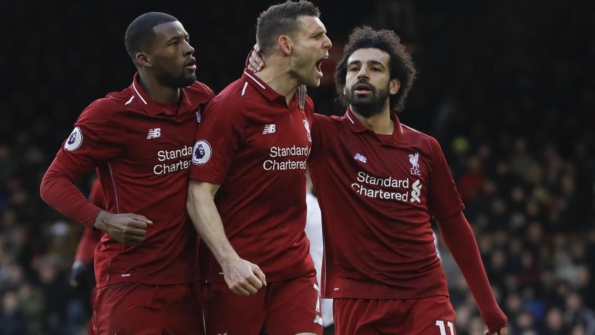 Milner, felicitado por sus compañeros del Liverpool tras marcar de penalti.