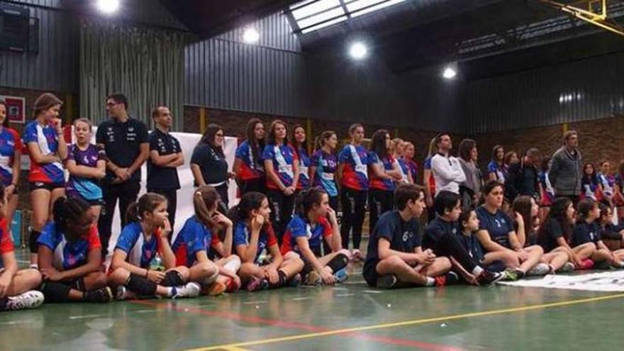 Los equipos del Xuvenil de Teis posan antes de comenzar el partido. // Xuvenil