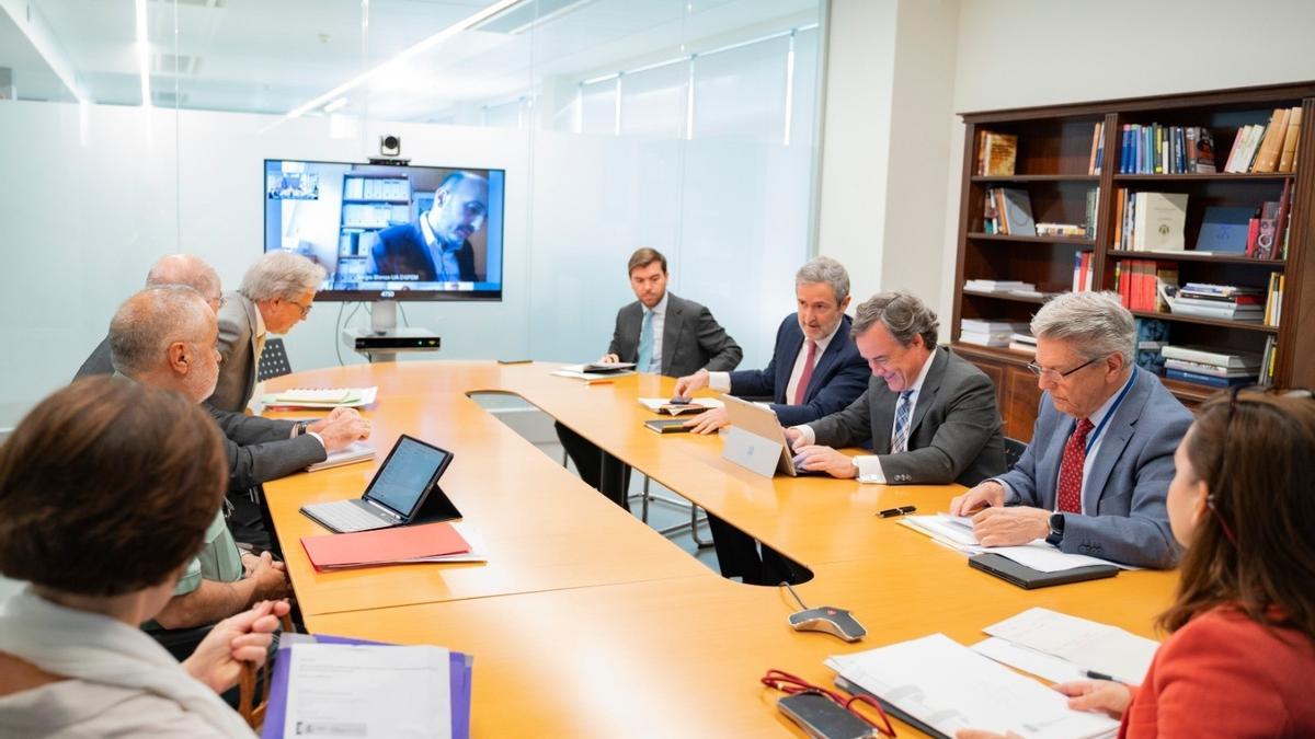 Julio Pérez durante la reunión preparatoria con el Gobierno central de cara a la que tendrá lugar con Marruecos para abordar la delimitación de los espacios marinos, celebrada en la sede del Ministerio de Asuntos Exteriores, Unión Europea y Cooperación