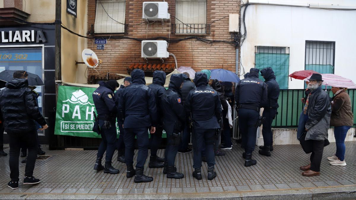 Agentes de la Policía Nacional delante de la vivienda desahuciada del Puerto de la Torre.