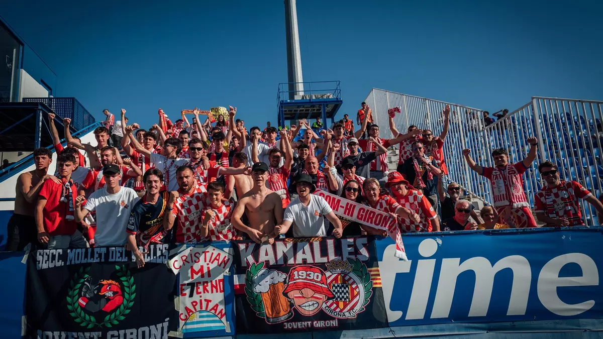 Marea blanc-i-vermella per veure el Girona a Anoeta