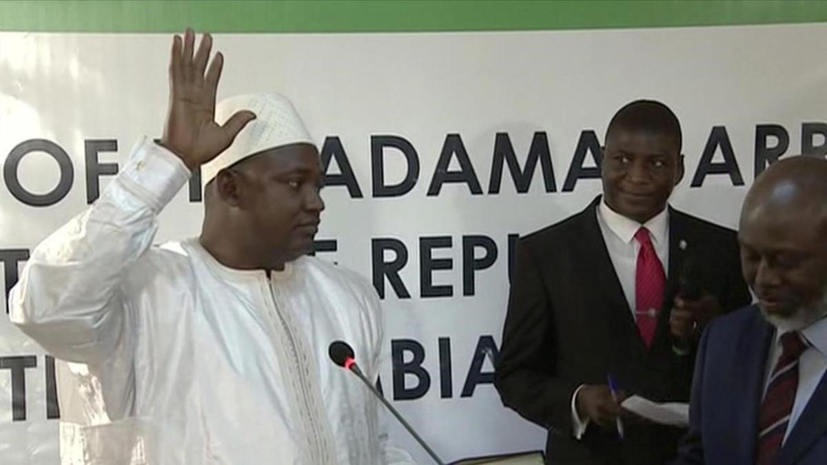 Adama Barrow jura el cargo de presidente de Gambia, en la embajada de su país en Dakar (Senegal), este jueves.