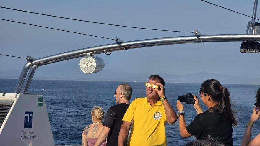 El barco Gran Cornorán Jet promueve una ruta para observar el eclipse en medio de la ría de Arousa