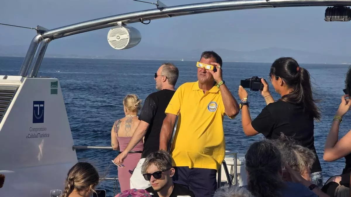El barco Gran Cornorán Jet promueve una ruta para observar el eclipse en medio de la ría de Arousa