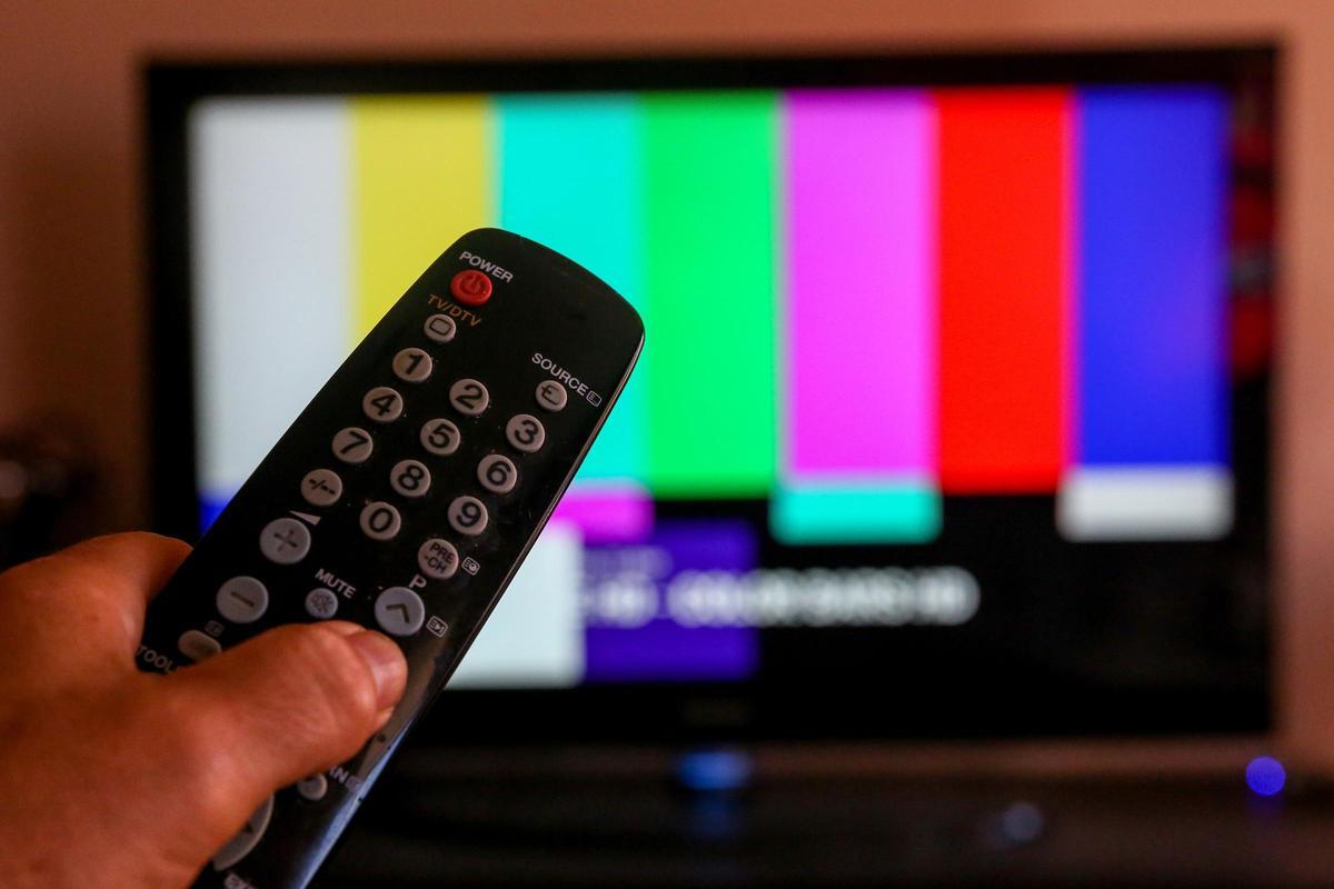 Una persona utiliza su mando de la televisión