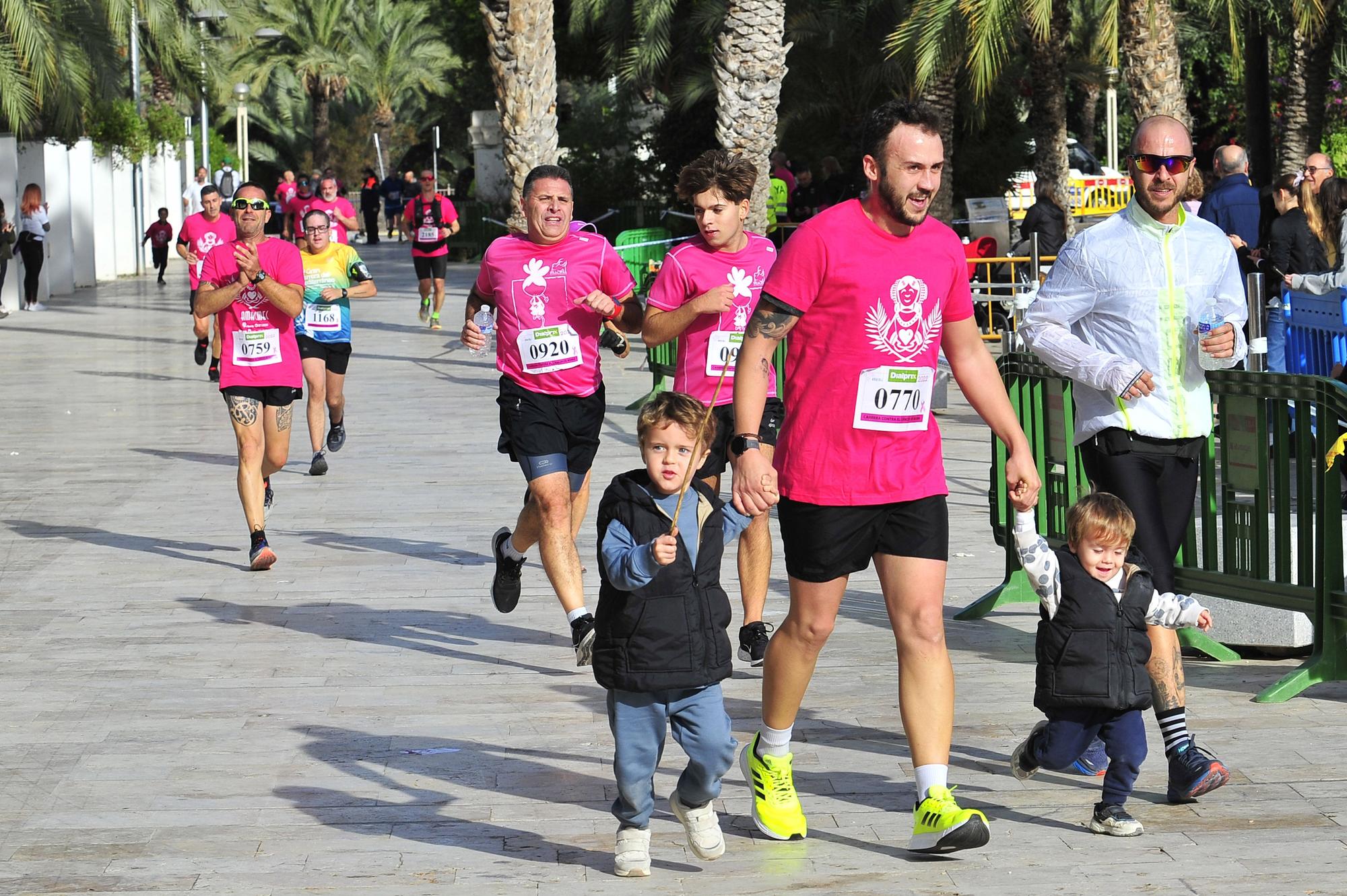 Más de 8.000 solidarios con el cáncer de mama en Elche