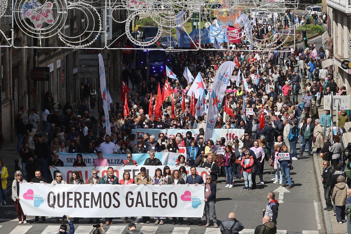 O galego inunda Santiago nun 17 de maio de reivindicación e festa