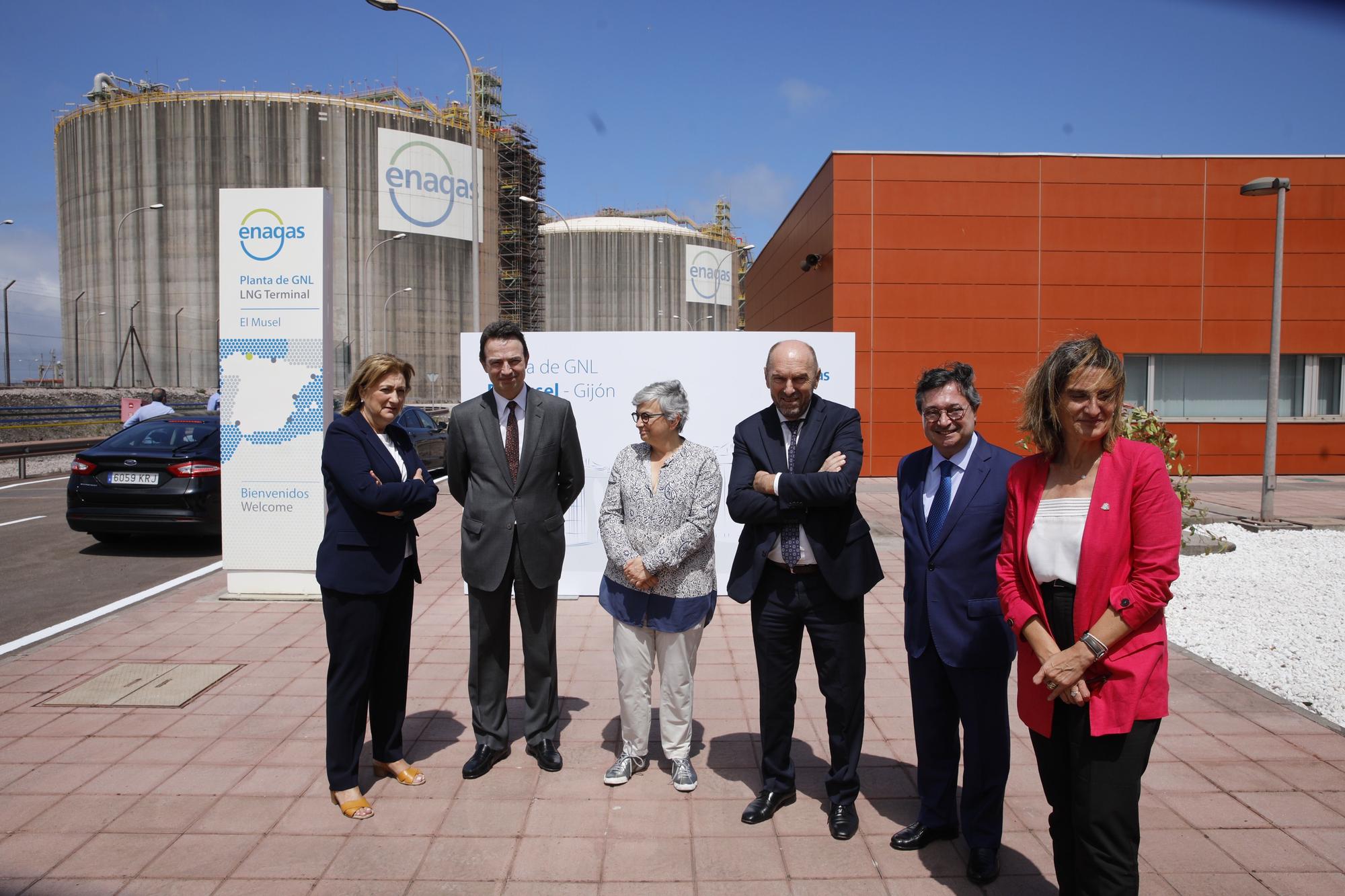 Teresa Ribera visita la planta regasificadora de El Musel