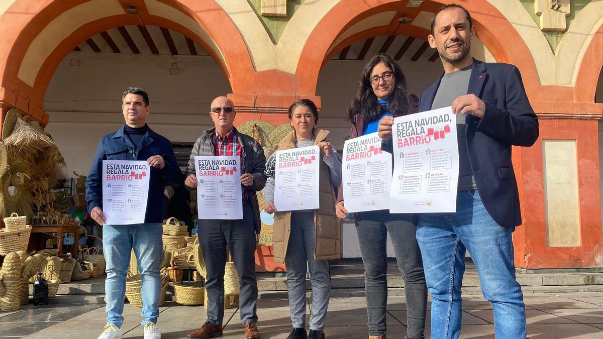 Dirigentes de IU Córdoba presentan el cartel de la campaña.