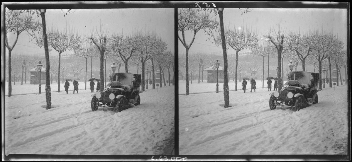 La plaza de Catalunya, nevada, en 1914.