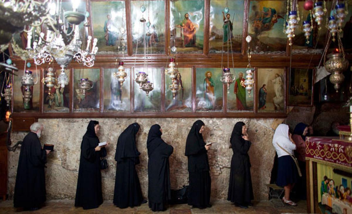 Monges ortodoxes resen a l’església de l’Assumpció, al peu de la muntanya de les Oliveres, als afores de la ciutat vella de Jerusalem.