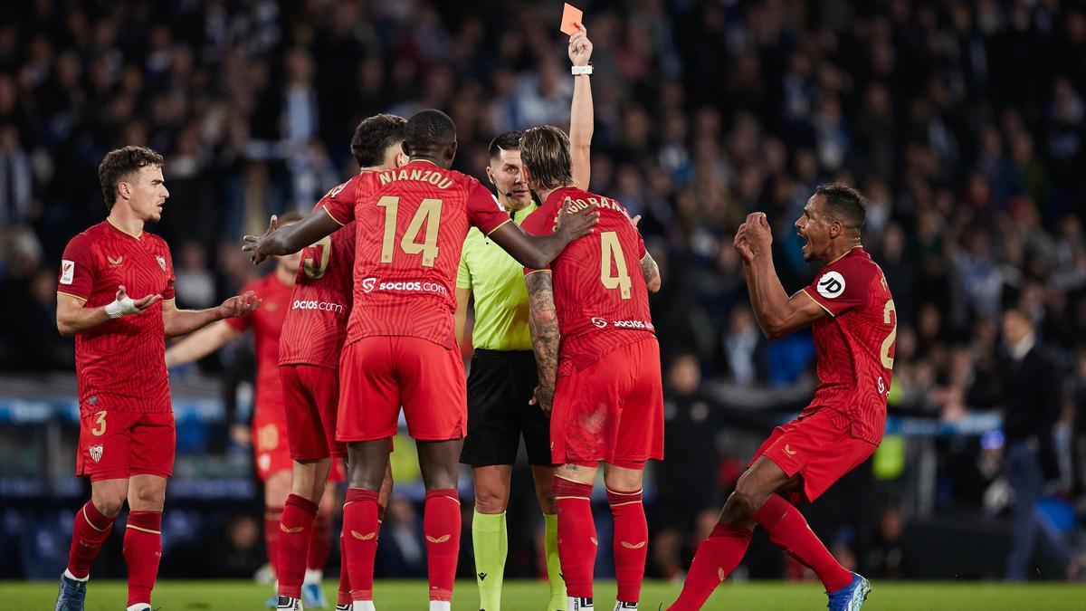 Ortiz Arias ensenya la vermella a Sergio Ramos en el partit al Reale Arena.