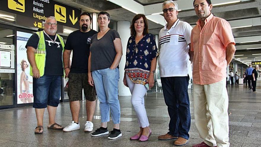 J. M. Peces, A. Tesías, M. Llanos, B. Rubio, J. Cambrón y P. Escales en el aeropuerto.
