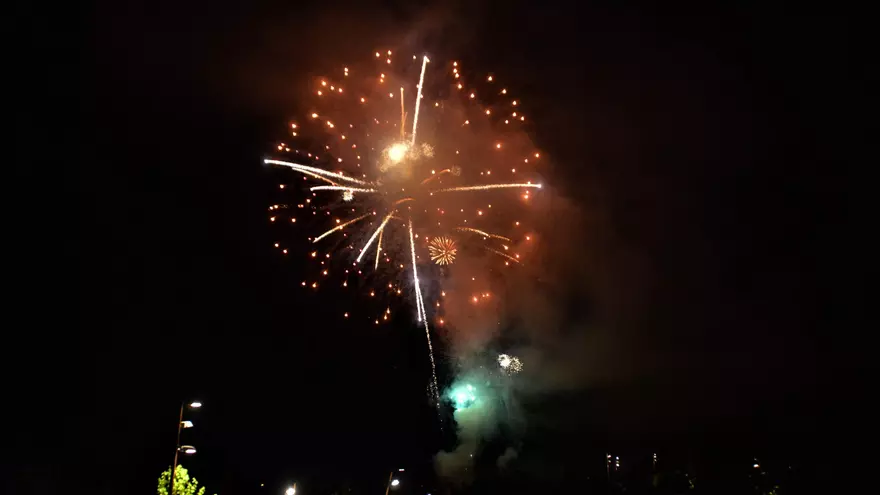 Un quart d'hora de focs artificials tanca la Santa Creu de Figueres