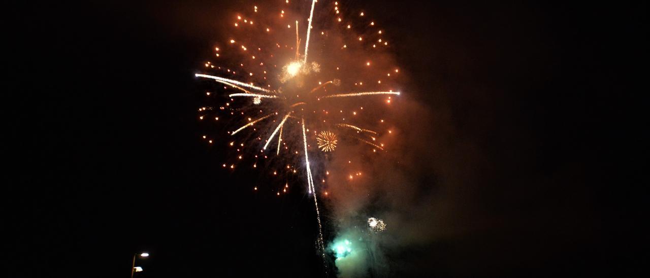 Un quart d'hora de focs artificials tanca la Santa Creu de Figueres