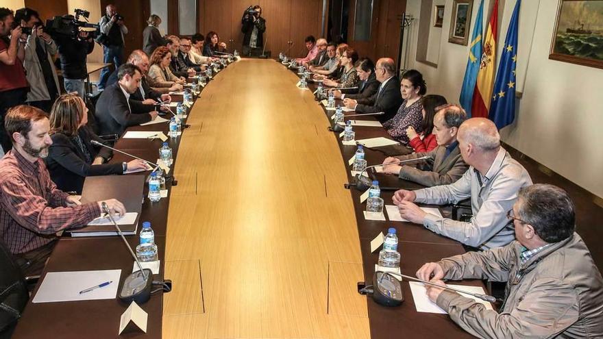 Los asistentes a la reunión de la plataforma por las infraestructuras celebrada ayer en Oviedo.