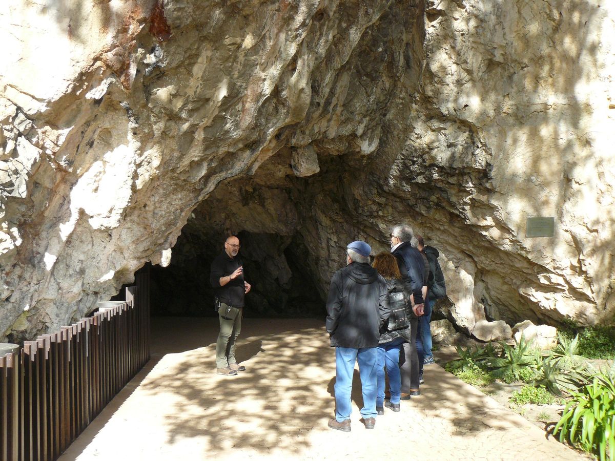 Visitantes a la entrada de la Cueva de Tito Bustillo