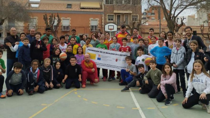 Los alumnos con los deportistas y miembros de Fedemips. | L.O.