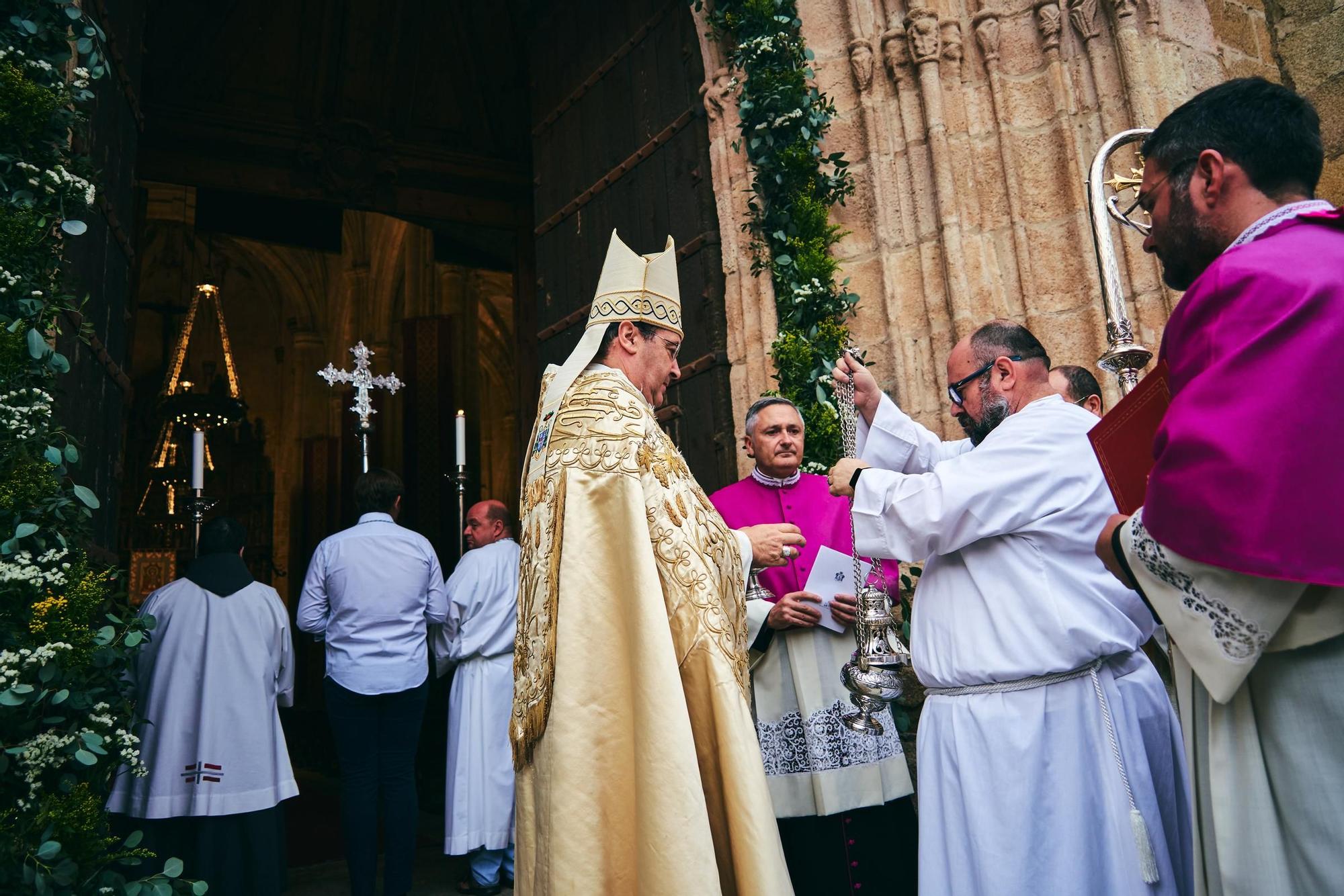 FOTOGALERÍA | Así fue la apertura de la Puerta Santa en la concatedral de Santa María de Cáceres