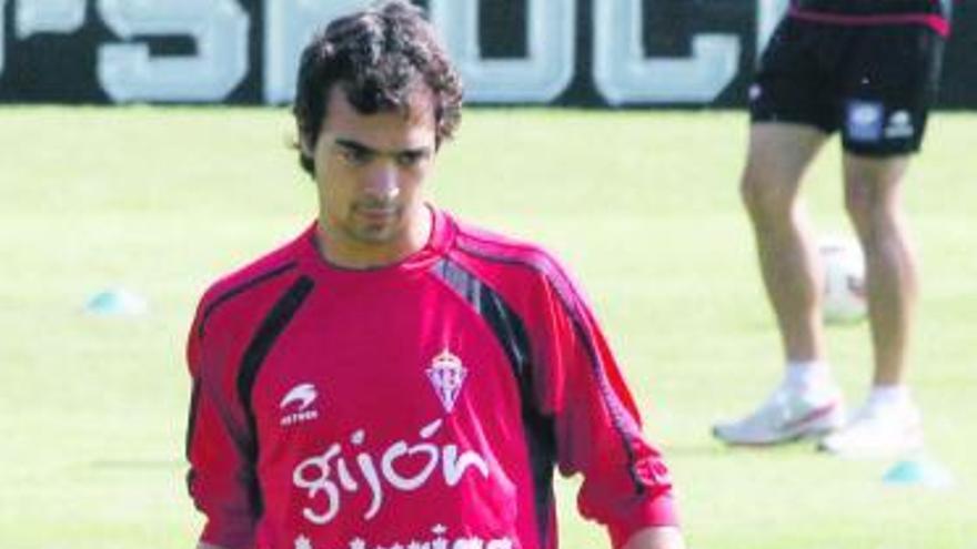 Miguel de las Cuevas golpea el balón durante el entrenamiento de ayer.