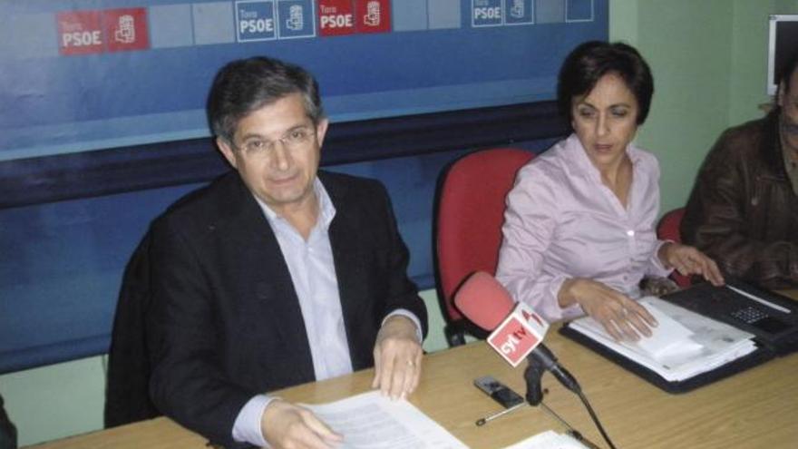 Lorenzo Rodríguez junto con María Ángeles Medina durante la comparecencia de ayer.