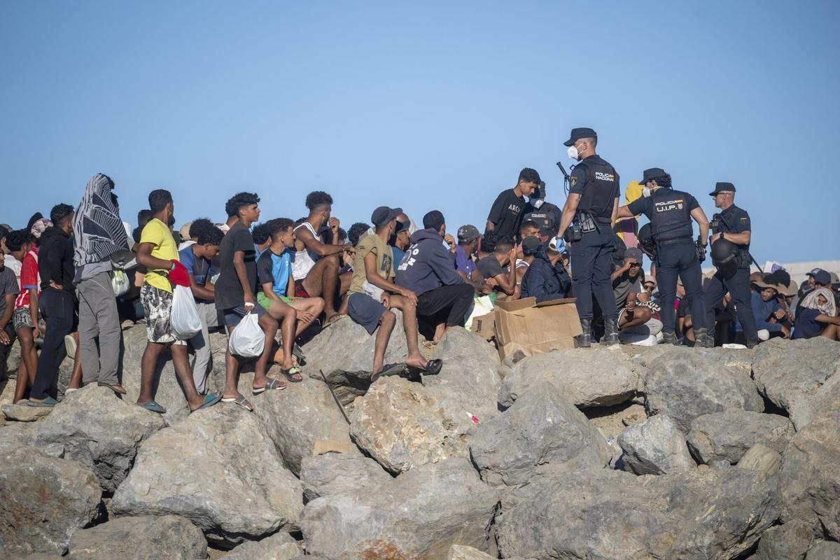 21/08/2026 Varios inmigrantes en una playa, a 21 de agosto de 2026, en Ceuta (España)