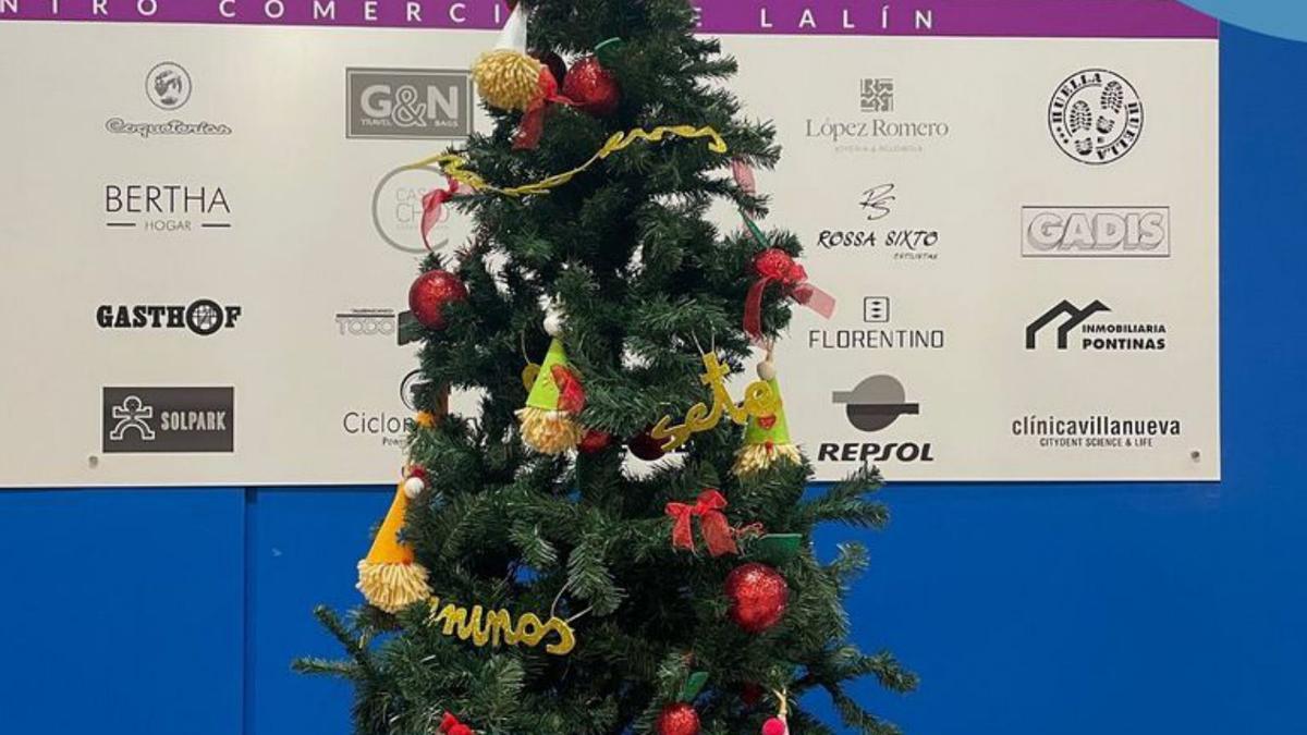 El Xoaquín Loriga gana el concurso de árboles navideños del Pontiñas Gadis