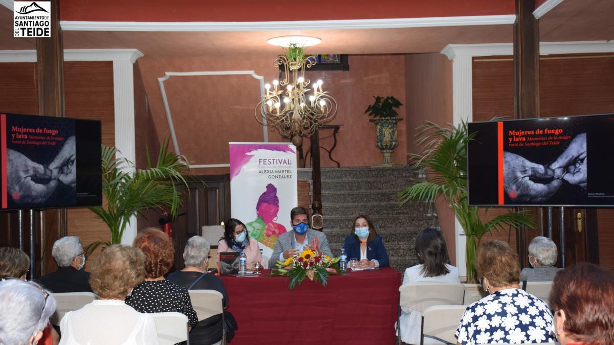 El Alcalde presentó el libro &quot;Mujeres de Fuego y Lava. Memorias de la Mujer Rural de Santiago del Teide&quot;
