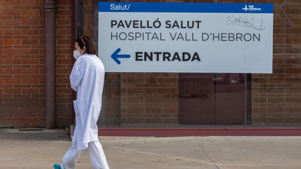 Una sanitaria en la entrada del hospital Vall d&#039;Hebron de Barcelona