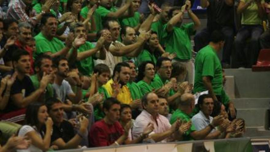 La afición del Antequera quiere llevar en volandas al equipo a las ´semis´.