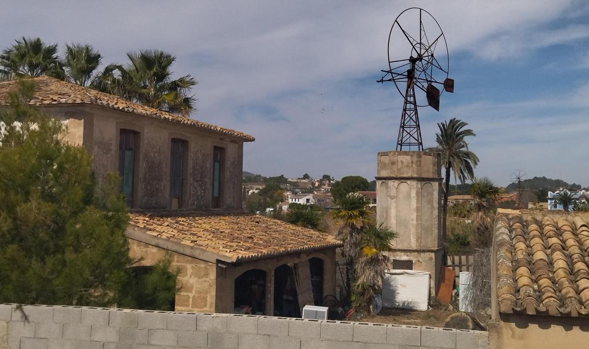 La finca conserva un molino de extracción de agua con la rueda y la torre de piedra