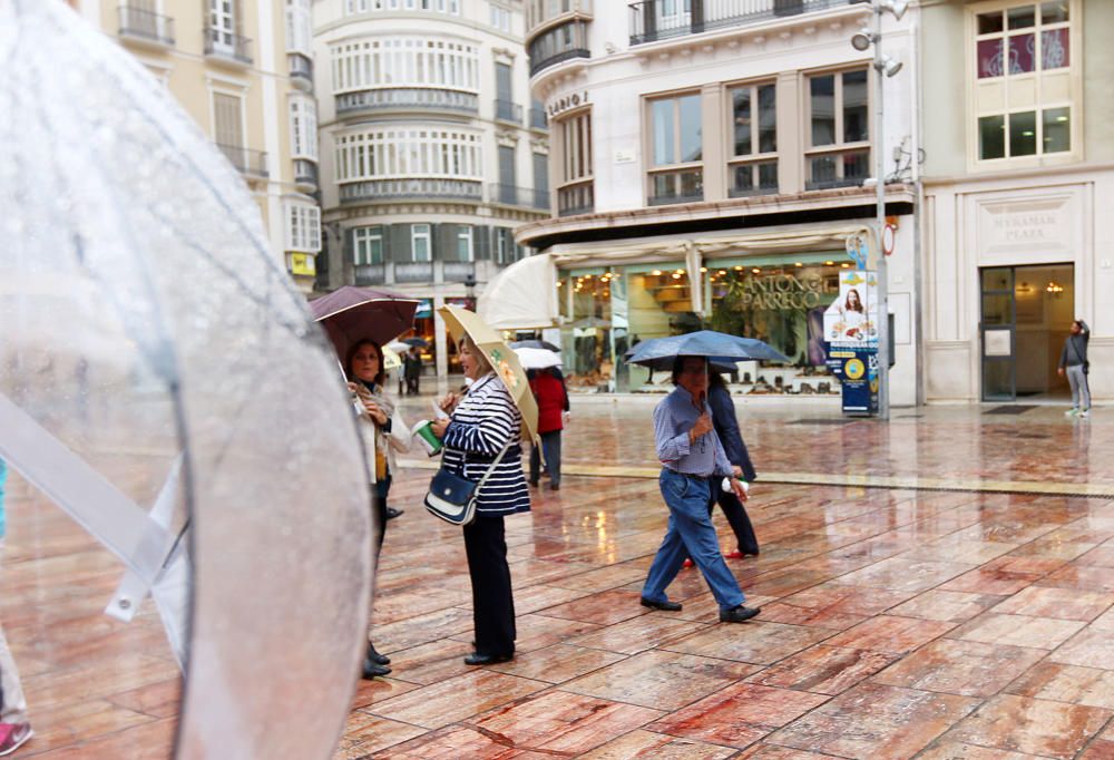 El Centro de Málaga ha vivido un viernes pasado por agua.