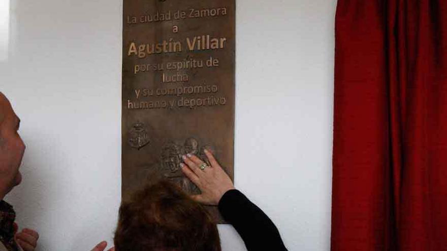 La madre de Agustín acaricia la placa en bronce con la figura del capitán.