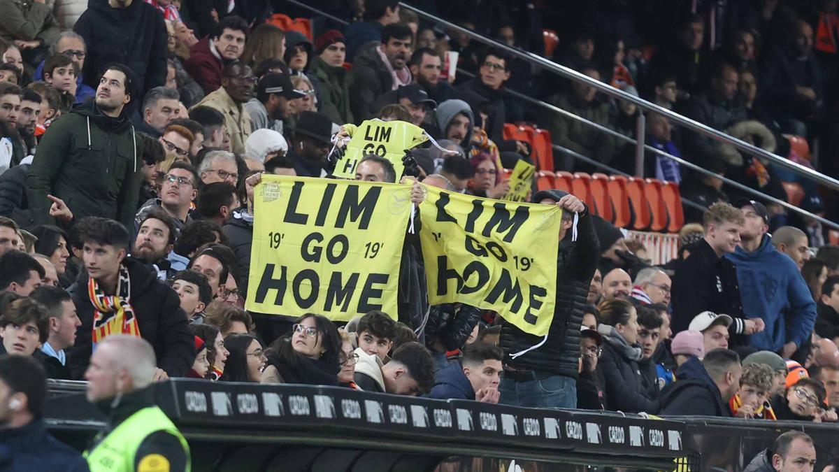 Carteles de 'Lim go home' en Mestalla