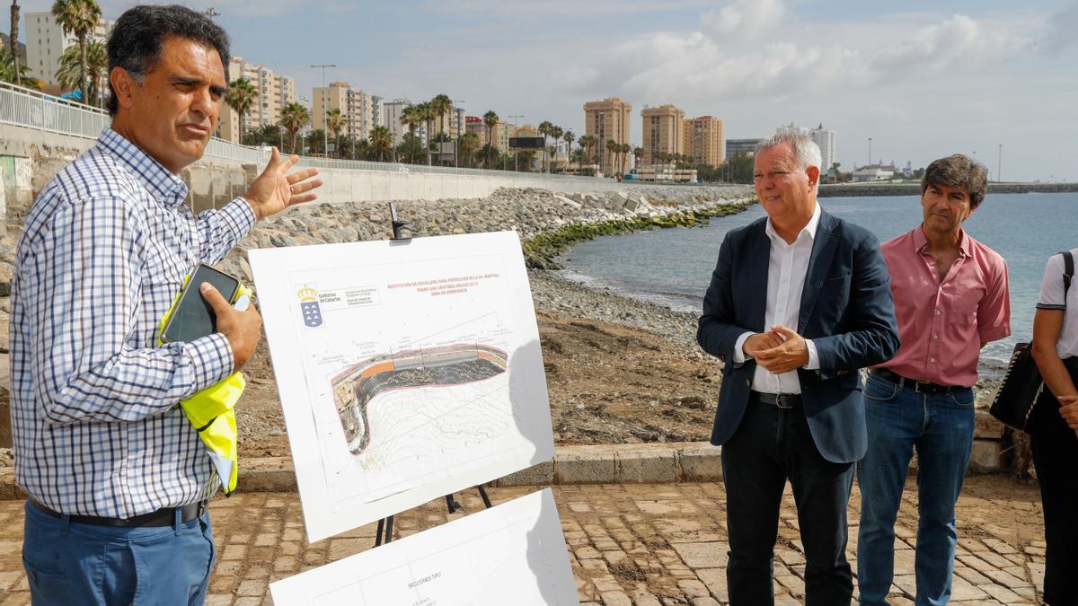 El director de obra José Luis Betancor explica el trabajo llevado a cabo ante el consejero de Obras Públicas en funciones Sebastián Franquis y otras personalidades, este viernes. Marítima de Las Palmas de Gran Canaria