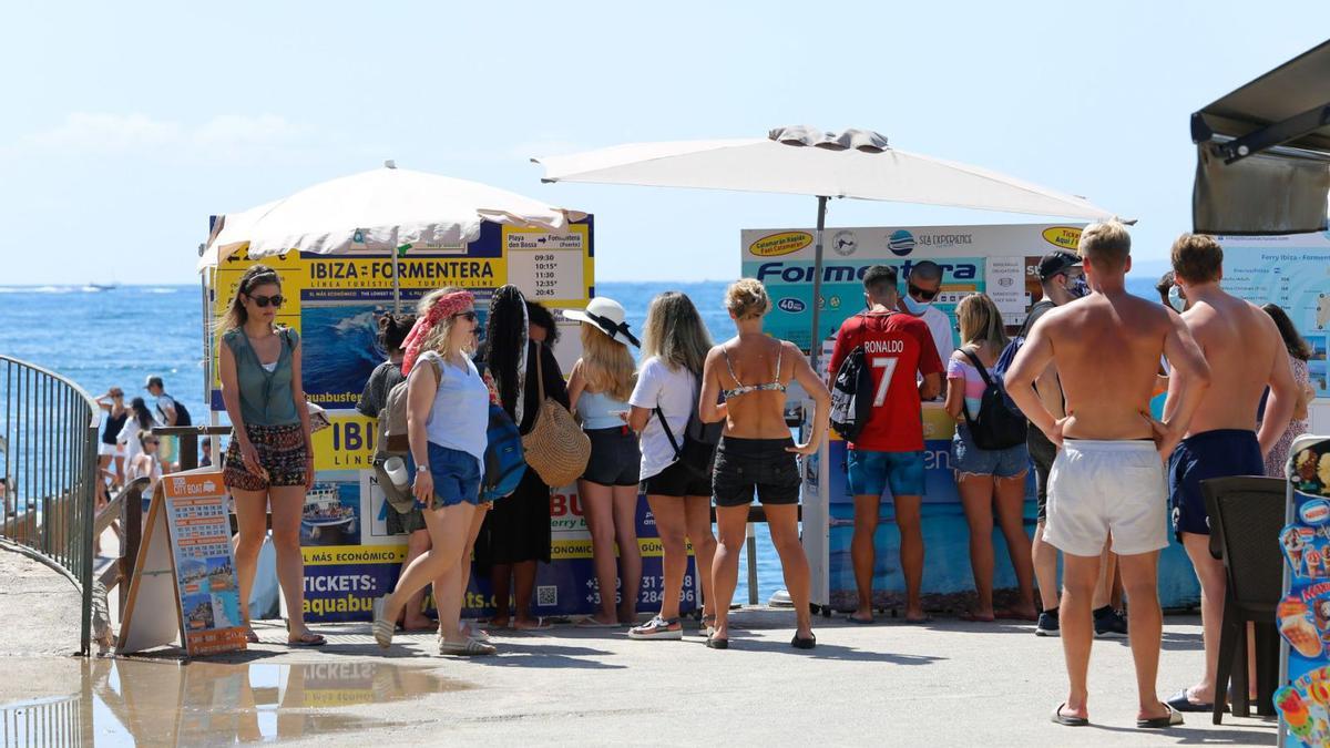 Turistas en la playa de ses Figueretes en una imagen de archivo.