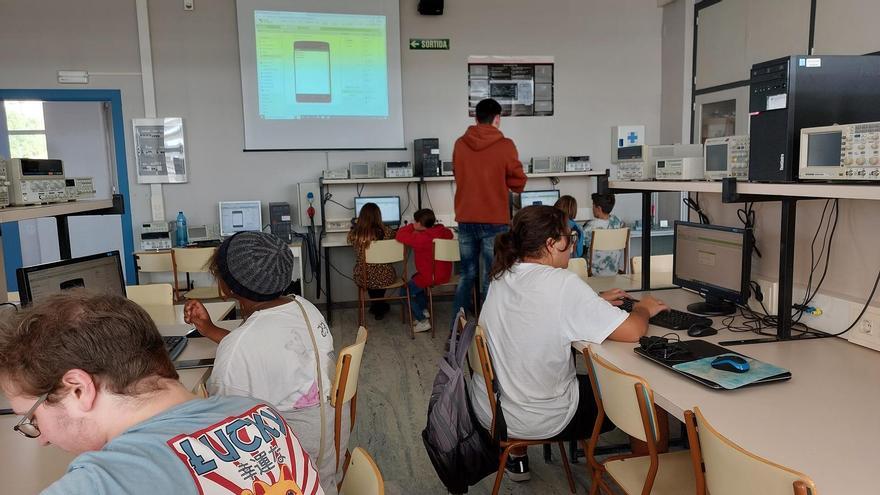 Taller «Fes un joc per al teu mòbil amb l’App Inventor» alTechLab Manresa de la UPC