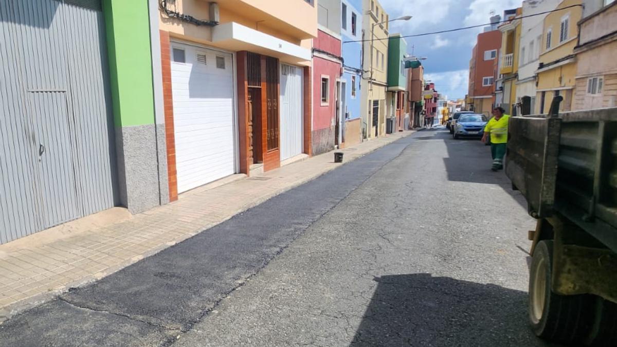 Trabajo de mejora del pavimento en la calle Párroco  Segundo Vega