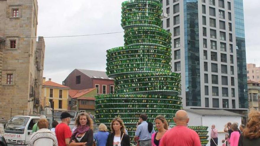 «Módulo Sícera» , el gran árbol de botellas de sidra , en el puerto deportivo de Gijón