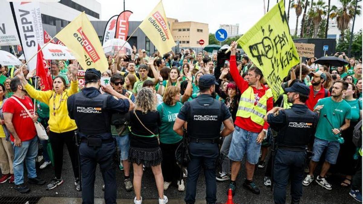 Manifestantes, ante la Conselleria de Educación.