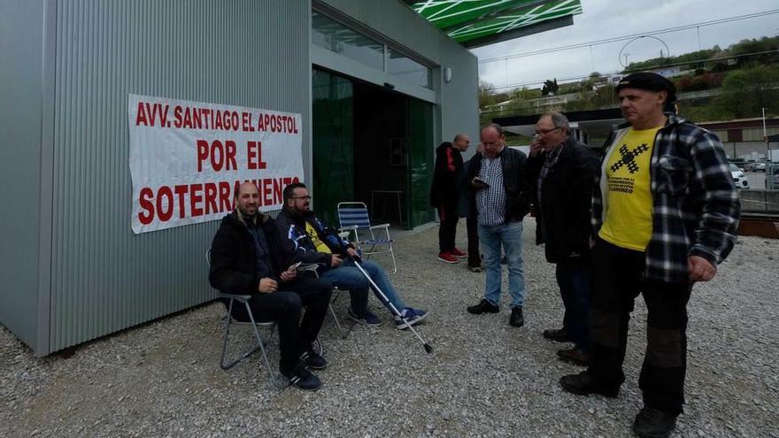 Vecinos y miembros de la Plataforma por el Soterramiento, ayer, ocupando la nueva estación de tren de La Felguera.