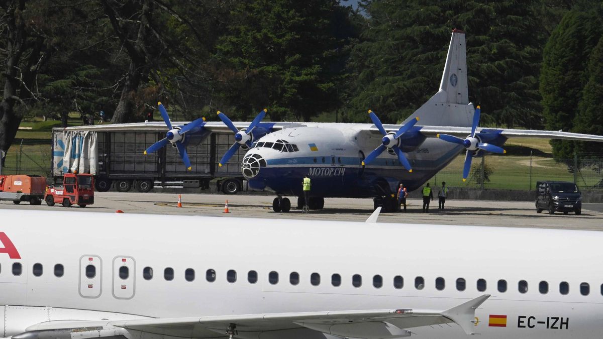 El «Antonov An-12BK» aterrizando en Peinador con piezas de Stellantis.