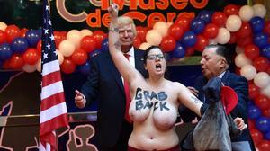 Una activista de Femen irrumpe en la inauguración de la estatua de cera de Trump en Madrid.