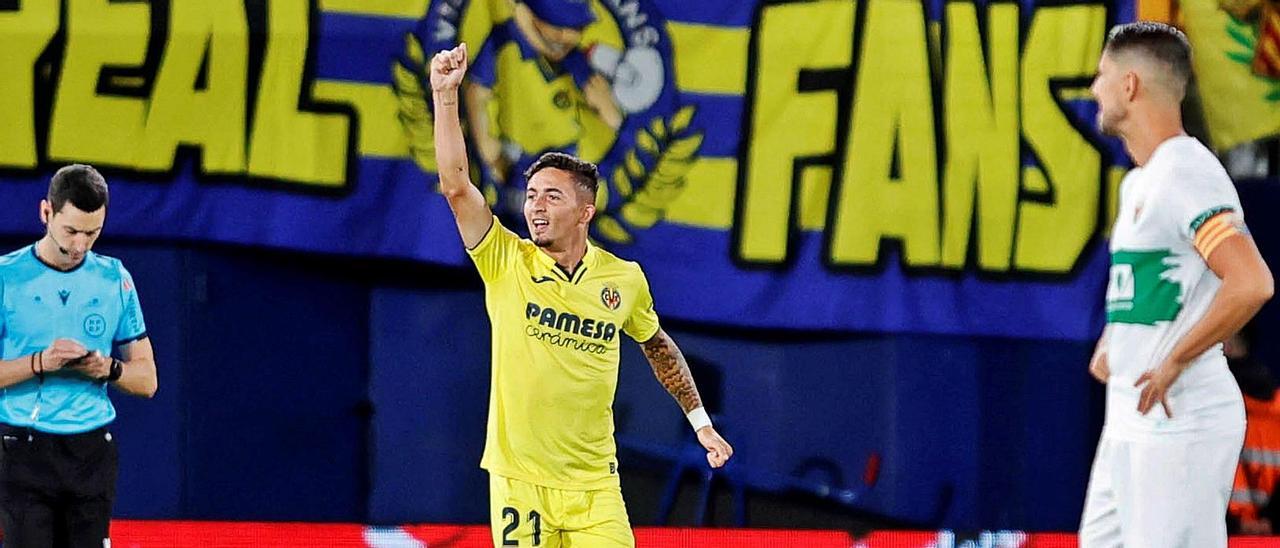 Yeremi Pino celebra el segundo gol del Villarreal, logrado después de la jugada polémica del partido, ante la desesperación de Fidel.  |.