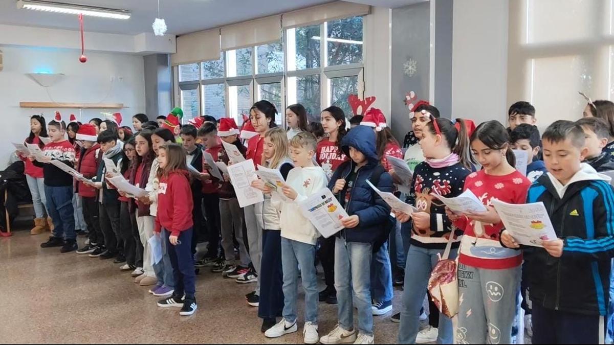 Alumnado del CEIP La Senia de l'Alcúdia de Crespins canta villancicos en la residencia de mayores.