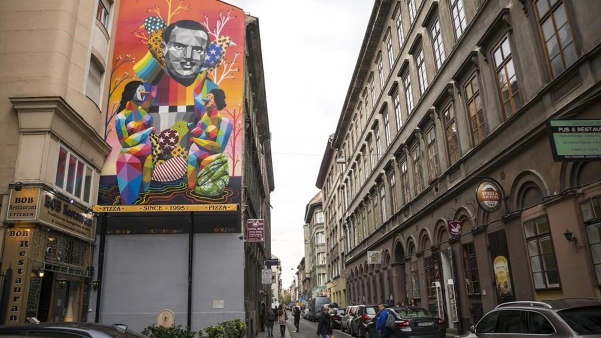 Vista del mural de Okuda San Miguel en Budapest  en recuerdo de Ángel Sanz-Briz.