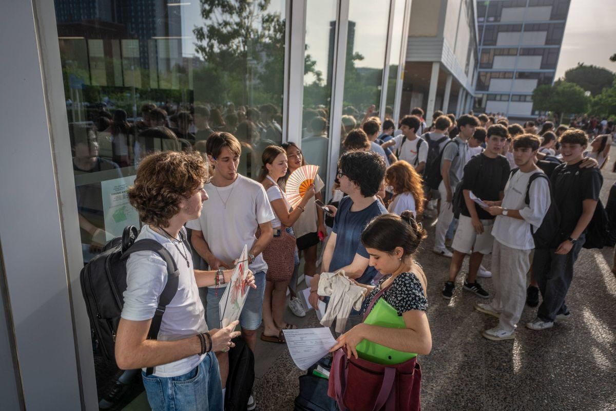 Llegada de alumnos a la Facultat de Dret de la UB, el primer día de exámenes de las PAU 2025 en Catalunya